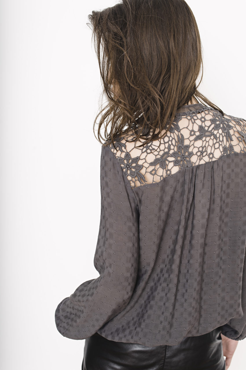 Chiara blouse – 100% viscose – Viscose dobby and lace