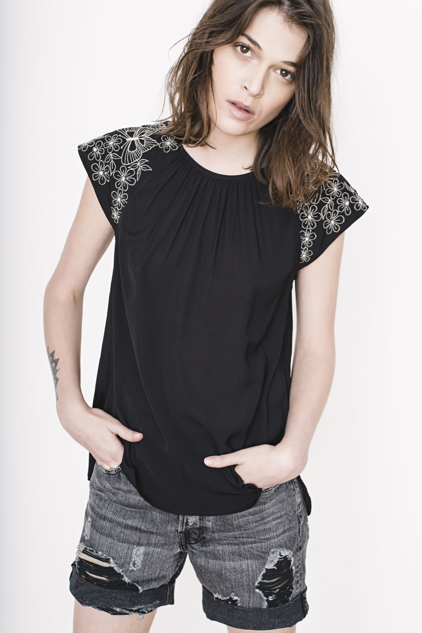 Dani tee – 100% polyester – Poly crepe with lurex embroidery